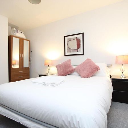 Spacious 1- Bedroom Apartment In E16 London Bagian luar foto