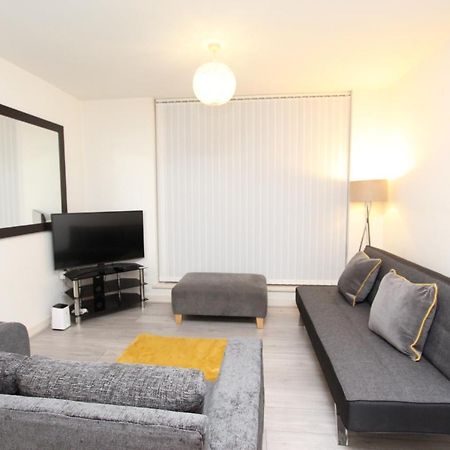 Spacious 1- Bedroom Apartment In E16 London Bagian luar foto