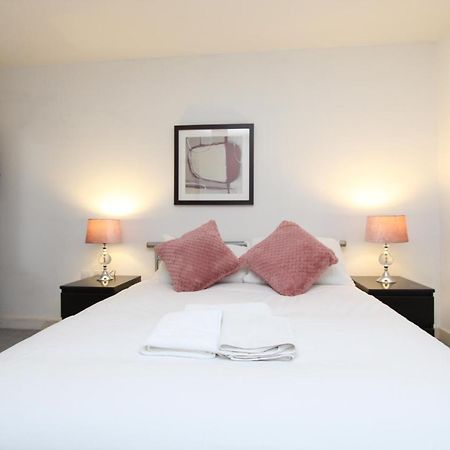 Spacious 1- Bedroom Apartment In E16 London Bagian luar foto