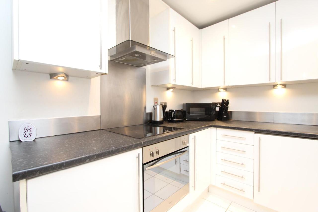 Spacious 1- Bedroom Apartment In E16 London Bagian luar foto
