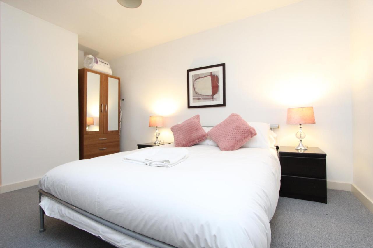 Spacious 1- Bedroom Apartment In E16 London Bagian luar foto