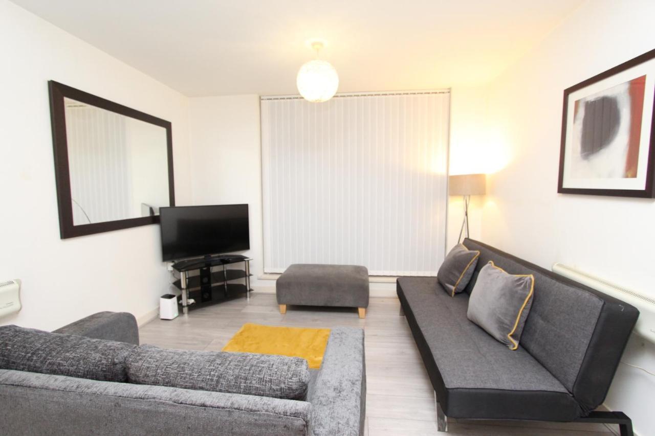 Spacious 1- Bedroom Apartment In E16 London Bagian luar foto