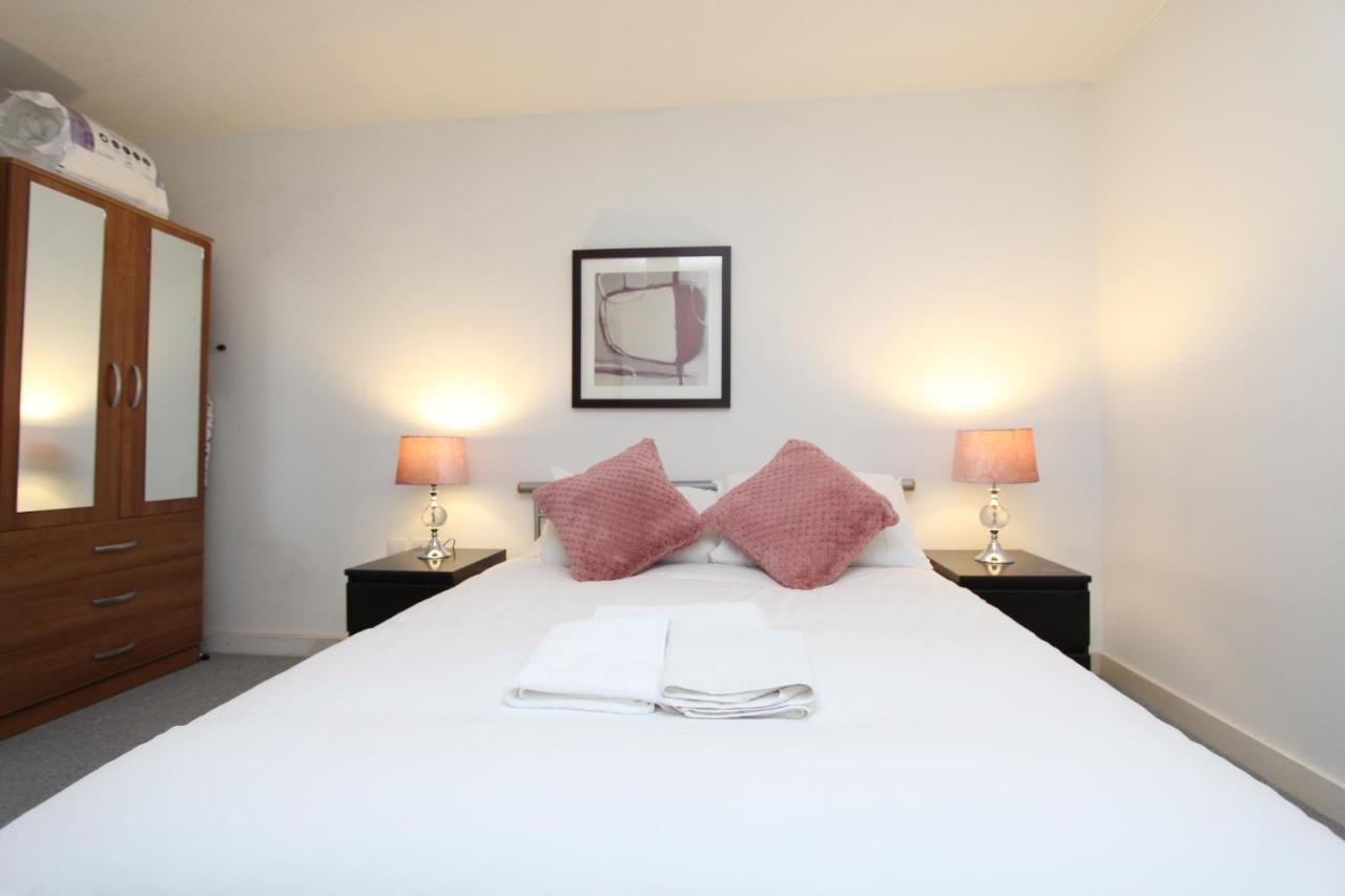 Spacious 1- Bedroom Apartment In E16 London Bagian luar foto