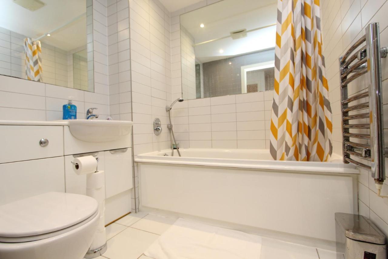 Spacious 1- Bedroom Apartment In E16 London Bagian luar foto